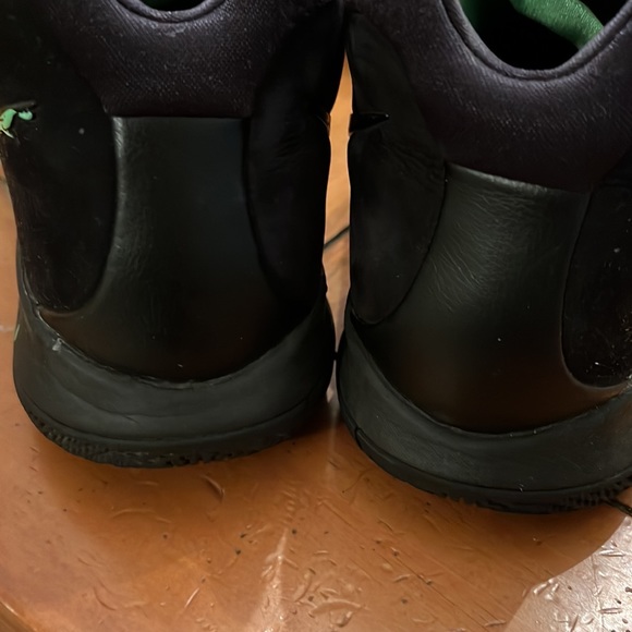 Nike Kyrie 4 Halloween Basketball Sneakers - Picture 6 of 7